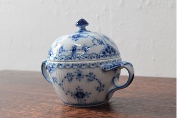 ROYAL COPENHAGEN　ロイヤルコペンハーゲン　ブルーフルーテッド　ハーフレース　シュガーボウル(シュガーポット、洋食器)(定価38,500円)(R-052465)