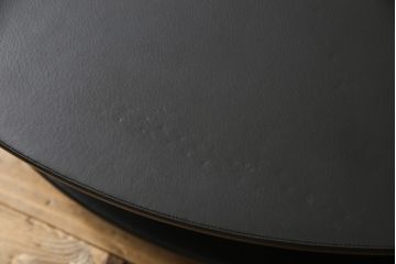 中古　イタリア高級輸入家具　Poltrona Frau(ポルトローナフラウ)　レゴロ　滑らかな本革が美しいセンターテーブル(定価約48万円)(ローテーブル、ラウンドテーブル)(R-052466)