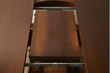 中古　美品　バロッサバレンティ(VARO,S.A. VALENTI)　重厚感のある佇まいが目を引くダイニングテーブル(定価約90万円)(エクステンションテーブル、ラウンドテーブル)(R-052469)