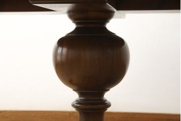 中古　美品　バロッサバレンティ(VARO,S.A. VALENTI)　重厚感のある佇まいが目を引くダイニングテーブル(定価約90万円)(エクステンションテーブル、ラウンドテーブル)(R-052469)