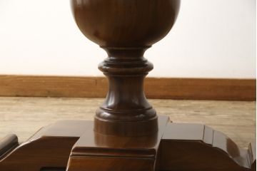 中古　美品　バロッサバレンティ(VARO,S.A. VALENTI)　重厚感のある佇まいが目を引くダイニングテーブル(定価約90万円)(エクステンションテーブル、ラウンドテーブル)(R-052469)