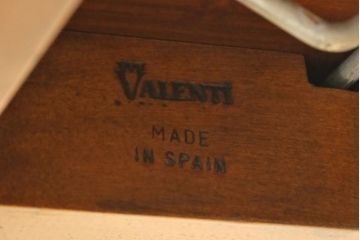 中古　美品　バロッサバレンティ(VARO,S.A. VALENTI)　重厚感のある佇まいが目を引くダイニングテーブル(定価約90万円)(エクステンションテーブル、ラウンドテーブル)(R-052469)