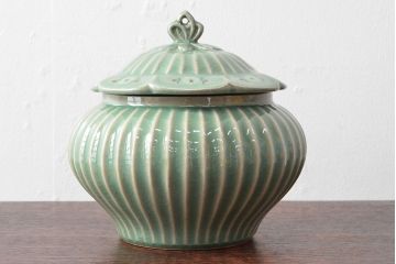 韓国　人間国宝　申相浩　青磁花象嵌　蓋物(水指、茶道具)(R-052490)