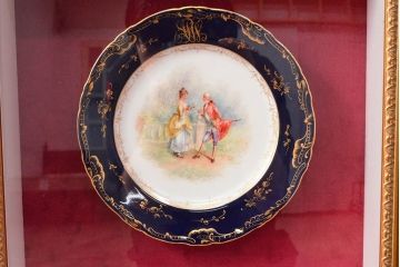 ドレスデン　ラム工房　瑠璃金彩　貴婦人と伯爵　額皿(飾り皿)(R-052503)