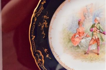 ドレスデン　ラム工房　瑠璃金彩　貴婦人と伯爵　額皿(飾り皿)(R-052507)