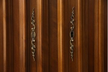 中古　超美品　バロッサバレンティ(VARO,S.A. VALENTI)　クラシカルなデザインが魅力的なサイドボード(定価約100万円)(収納棚、戸棚、キャビネット)(R-052520)