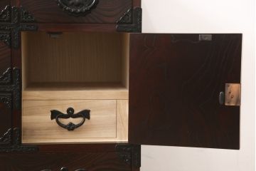 中古　超美品　岩谷堂箪笥　存在感のある金具と杢目が印象的な整理箪笥(チェスト、和タンス、引き出し)(R-052523)