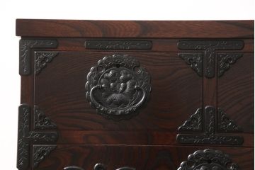 中古　超美品　岩谷堂箪笥　存在感のある金具と杢目が印象的な整理箪笥(チェスト、和タンス、引き出し)(R-052523)