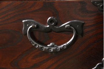 中古　超美品　岩谷堂箪笥　存在感のある金具と杢目が印象的な整理箪笥(チェスト、和タンス、引き出し)(R-052523)