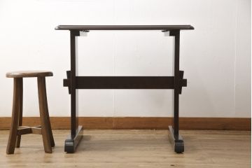 中古　北海道民芸家具　特注品　コンパクトなサイズ感がかわいらしいダイニングテーブル(作業台)(R-052529)