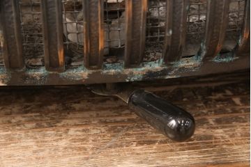 アメリカビンテージ　ジャンク品　COLONIAL FIREPLACE CO.　凝ったデザインがお部屋の雰囲気を高める電気ストーブ(暖炉、ディスプレイ、ヴィンテージ)(R-052536)