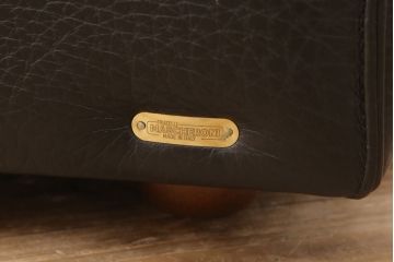 中古　超美品　イタリア　高級輸入家具　マシュケローニ(MASCHERONI)　クラシカルな雰囲気と重厚感のある佇まいが魅力の1人掛け総本革ソファ(1P、アームソファ)(定価約95万円)(R-052537)