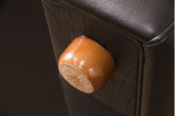 中古　超美品　イタリア　高級輸入家具　マシュケローニ(MASCHERONI)　クラシカルな雰囲気と重厚感のある佇まいが魅力の1人掛け総本革ソファ(1P、アームソファ)(定価約95万円)(R-052537)