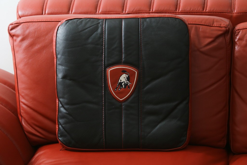 中古　美品　最高級　Lamborghini(ランボルギーニ)コレクション　Formitalia(フォルミタリア)製作　鮮やかな赤が印象的な本革2人掛けソファ　定価約240万円　(R-052541)