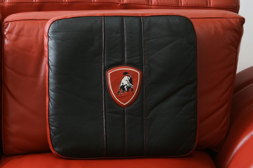 中古　美品　最高級　Lamborghini(ランボルギーニ)コレクション　Formitalia(フォルミタリア)製作　鮮やかな赤が印象的な本革2人掛けソファ　定価約240万円　(R-052541)