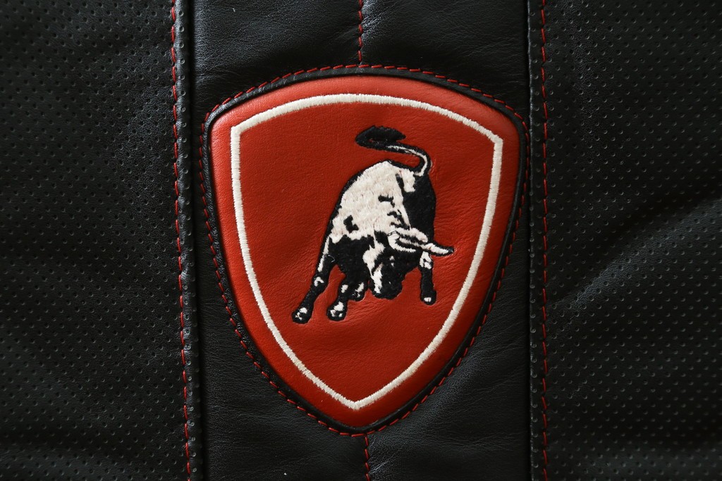 中古　美品　最高級　Lamborghini(ランボルギーニ)コレクション　Formitalia(フォルミタリア)製作　鮮やかな赤が印象的な本革2人掛けソファ　定価約240万円　(R-052541)