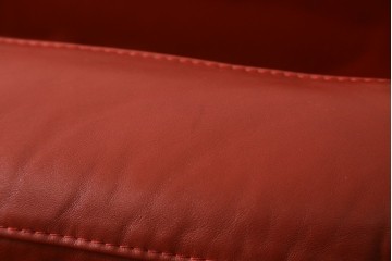 中古　美品　最高級　Lamborghini(ランボルギーニ)コレクション　Formitalia(フォルミタリア)製作　鮮やかな赤が印象的な本革2人掛けソファ　定価約240万円　(R-052541)