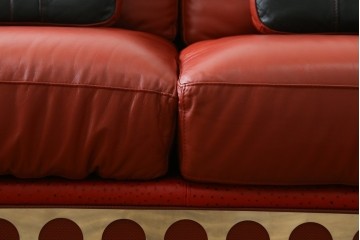 中古　美品　最高級　Lamborghini(ランボルギーニ)コレクション　Formitalia(フォルミタリア)製作　鮮やかな赤が印象的な本革2人掛けソファ　定価約240万円　(R-052541)
