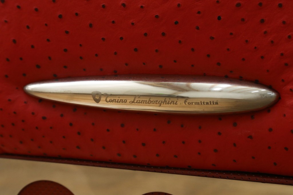 中古　美品　最高級　Lamborghini(ランボルギーニ)コレクション　Formitalia(フォルミタリア)製作　鮮やかな赤が印象的な本革2人掛けソファ　定価約240万円　(R-052541)