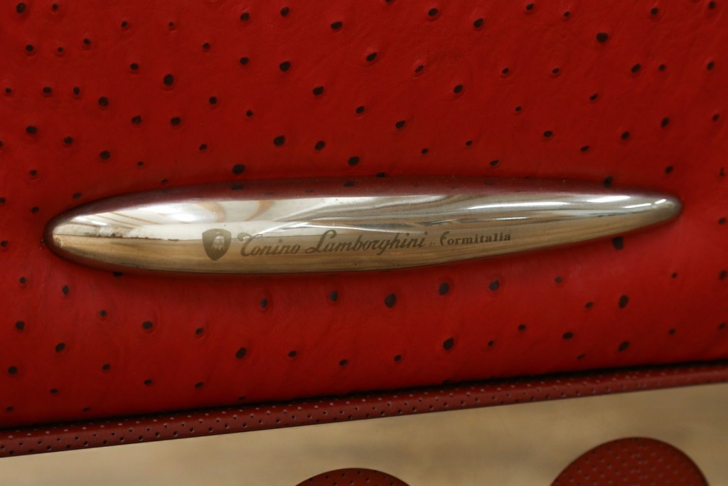 中古　美品　最高級　Lamborghini(ランボルギーニ)コレクション　Formitalia(フォルミタリア)製作　鮮やかな赤が印象的な本革2人掛けソファ　定価約240万円　(R-052541)