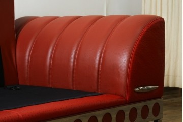 中古　美品　最高級　Lamborghini(ランボルギーニ)コレクション　Formitalia(フォルミタリア)製作　鮮やかな赤が印象的な本革2人掛けソファ　定価約240万円　(R-052541)