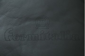中古　美品　最高級　Lamborghini(ランボルギーニ)コレクション　Formitalia(フォルミタリア)製作　鮮やかな赤が印象的な本革2人掛けソファ　定価約240万円　(R-052541)