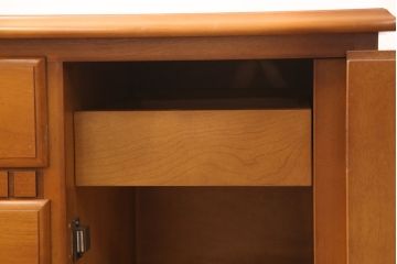 中古　美品　横浜ダニエル(daniel)　リメイク　気品のあるデザインが魅力的なサイドボード(定価約55万円)(引き出し、チェスト)(R-052543)