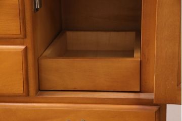 中古　美品　横浜ダニエル(daniel)　リメイク　気品のあるデザインが魅力的なサイドボード(定価約55万円)(引き出し、チェスト)(R-052543)