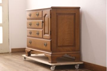 中古　美品　横浜ダニエル(daniel)　リメイク　気品のあるデザインが魅力的なサイドボード(定価約55万円)(引き出し、チェスト)(R-052543)