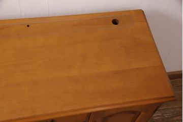 中古　美品　横浜ダニエル(daniel)　リメイク　気品のあるデザインが魅力的なサイドボード(定価約55万円)(引き出し、チェスト)(R-052543)