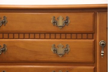 中古　美品　横浜ダニエル(daniel)　リメイク　気品のあるデザインが魅力的なサイドボード(定価約55万円)(引き出し、チェスト)(R-052543)