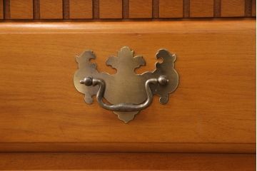 中古　美品　横浜ダニエル(daniel)　リメイク　気品のあるデザインが魅力的なサイドボード(定価約55万円)(引き出し、チェスト)(R-052543)