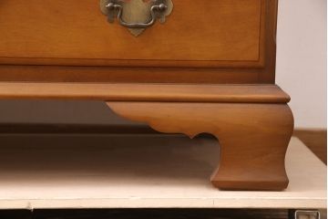 中古　美品　横浜ダニエル(daniel)　リメイク　気品のあるデザインが魅力的なサイドボード(定価約55万円)(引き出し、チェスト)(R-052543)