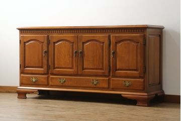中古　美品　横浜ダニエル(daniel)　A-205　クラシカルな佇まいが目を引くサイドボード(定価約70万円)(キャビネット、リビングボード、収納棚)(R-052544)