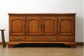 中古　美品　横浜ダニエル(daniel)　A-205　クラシカルな佇まいが目を引くサイドボード(定価約70万円)(キャビネット、リビングボード、収納棚)(R-052544)