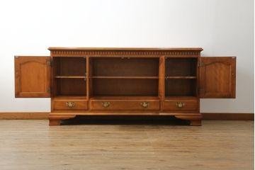 中古　美品　横浜ダニエル(daniel)　A-205　クラシカルな佇まいが目を引くサイドボード(定価約70万円)(キャビネット、リビングボード、収納棚)(R-052544)