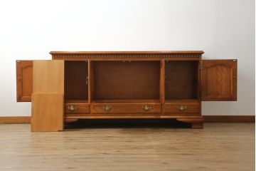 中古　美品　横浜ダニエル(daniel)　A-205　クラシカルな佇まいが目を引くサイドボード(定価約70万円)(キャビネット、リビングボード、収納棚)(R-052544)