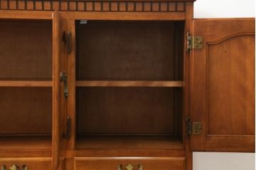 中古　美品　横浜ダニエル(daniel)　A-205　クラシカルな佇まいが目を引くサイドボード(定価約70万円)(キャビネット、リビングボード、収納棚)(R-052544)