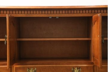 中古　美品　横浜ダニエル(daniel)　A-205　クラシカルな佇まいが目を引くサイドボード(定価約70万円)(キャビネット、リビングボード、収納棚)(R-052544)