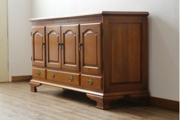 中古　美品　横浜ダニエル(daniel)　A-205　クラシカルな佇まいが目を引くサイドボード(定価約70万円)(キャビネット、リビングボード、収納棚)(R-052544)