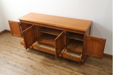 中古　美品　横浜ダニエル(daniel)　A-205　クラシカルな佇まいが目を引くサイドボード(定価約70万円)(キャビネット、リビングボード、収納棚)(R-052544)