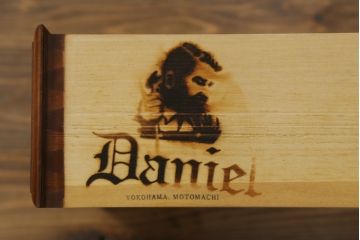 中古　美品　横浜ダニエル(daniel)　A-205　クラシカルな佇まいが目を引くサイドボード(定価約70万円)(キャビネット、リビングボード、収納棚)(R-052544)