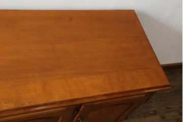 中古　美品　横浜ダニエル(daniel)　A-205　クラシカルな佇まいが目を引くサイドボード(定価約70万円)(キャビネット、リビングボード、収納棚)(R-052544)