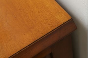 中古　美品　横浜ダニエル(daniel)　A-205　クラシカルな佇まいが目を引くサイドボード(定価約70万円)(キャビネット、リビングボード、収納棚)(R-052544)