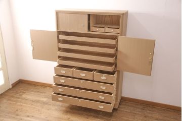 中古　大阪　飾り金具と房飾りが目を惹く泉州総桐箪笥(桐たんす、和タンス、着物箪笥、和箪笥、胴丸)(定価約150万円)(R-052545)