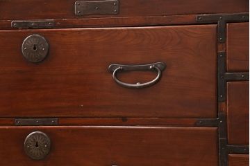 和製アンティーク　前面ケヤキ材　上品な金具が特徴的な2段重ね仙台箪笥・下段(和タンス、引き出し)(R-052549)