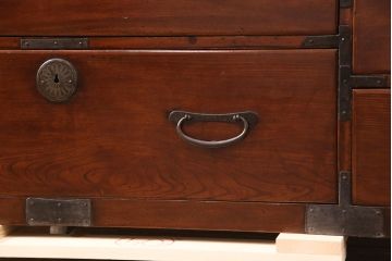 和製アンティーク　前面ケヤキ材　上品な金具が特徴的な2段重ね仙台箪笥・下段(和タンス、引き出し)(R-052549)