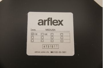 中古　美品　arflex(アルフレックス)　MEDUSA(メデューサ)シリーズ　洗練されたデザインが目を惹くテーブル(ダイニングテーブル、ラウンドテーブル)(R-052558)