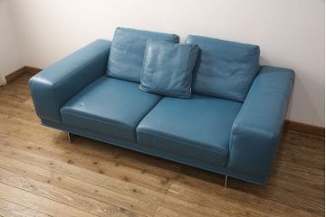 新古品　展示品　美品　KELVIN GIORMANI(ケルビン ジョルマーニ)　本革　ブルーカラーがお部屋のアクセントになる二人掛けソファ(2P、2人掛け、アームソファ)(定価約80万円)(R-052560)