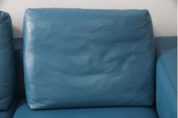 新古品　展示品　美品　KELVIN GIORMANI(ケルビン ジョルマーニ)　本革　ブルーカラーがお部屋のアクセントになる二人掛けソファ(2P、2人掛け、アームソファ)(定価約80万円)(R-052560)